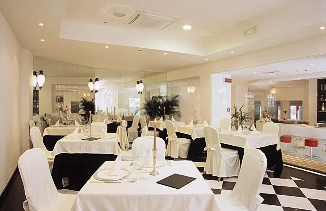 M Glamour Hotel-1